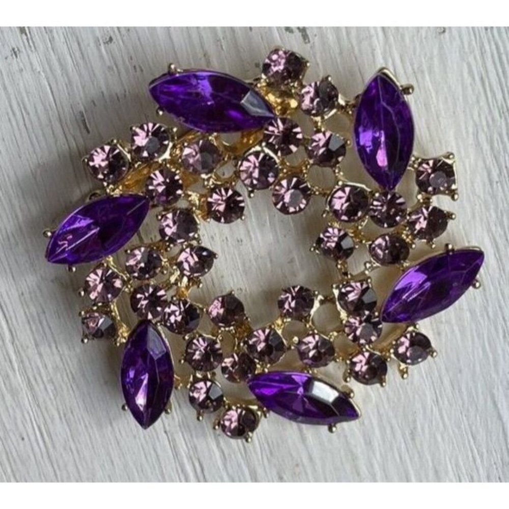 Purple Rhinestone Wreath Brooch Prong Set Gold Tone Amethyst Colored Pin Costume